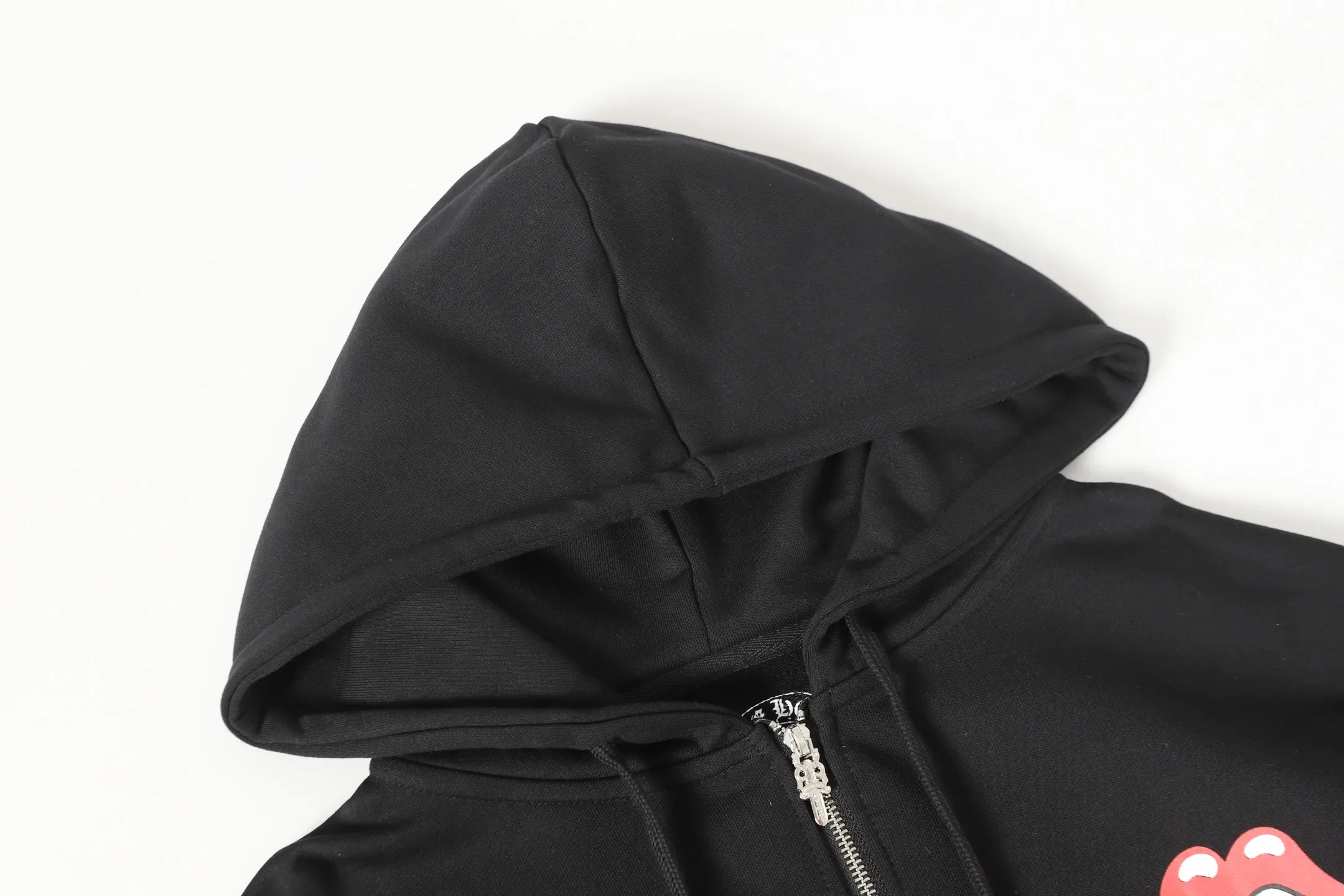 Q03—P230 -Chrome Hearts/Chrome Hearts printed zipper sweatshirt cardigan jacket -420 grams of high-density, high-quality wool, soft, delicate and skin-friendly, soft and silky to the touch, warm and skin-friendly -The hardware zipper accessories are all customized and full of details -Colour: black white -Size: S M L XL